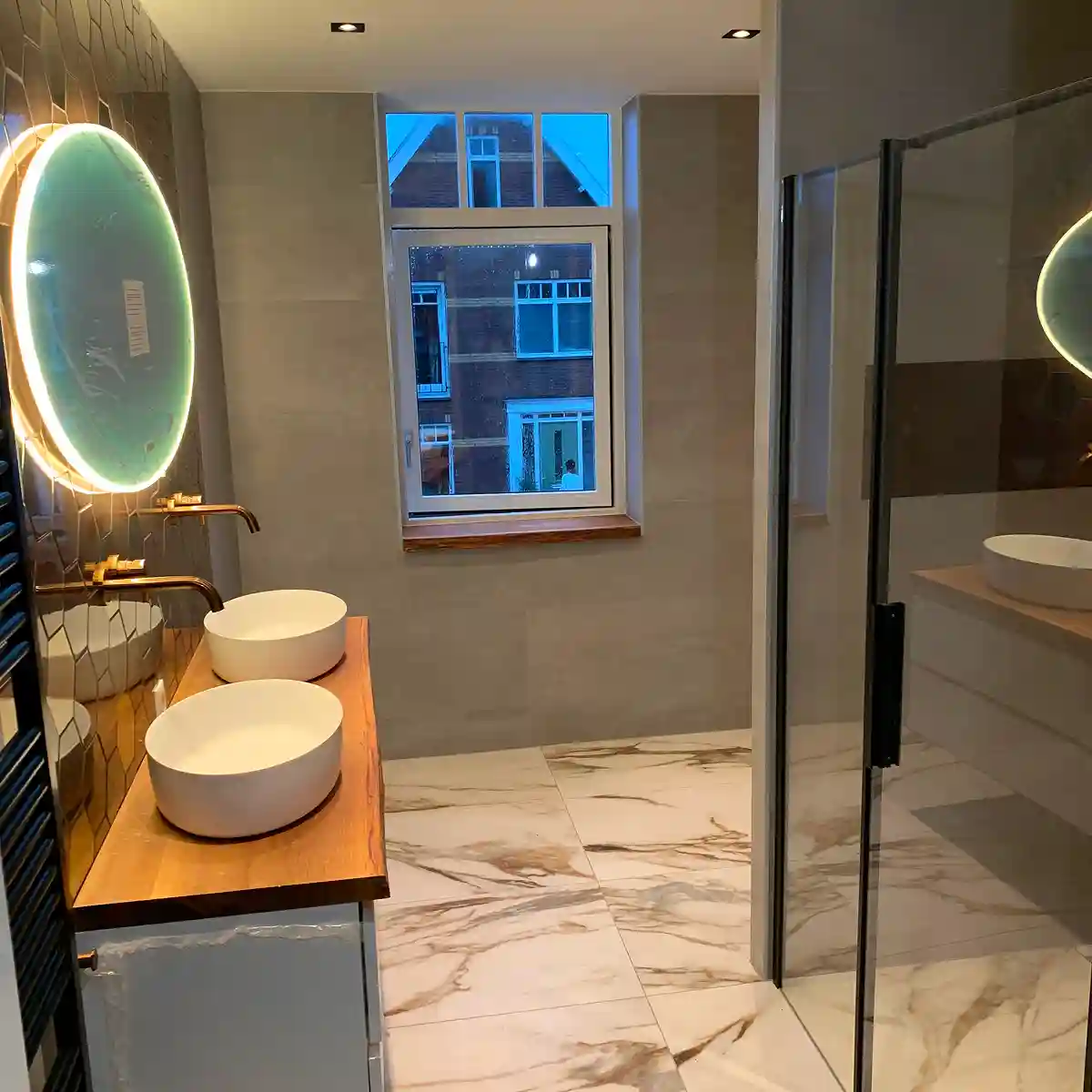 Strakke kitnaden in moderne badkamer met douche