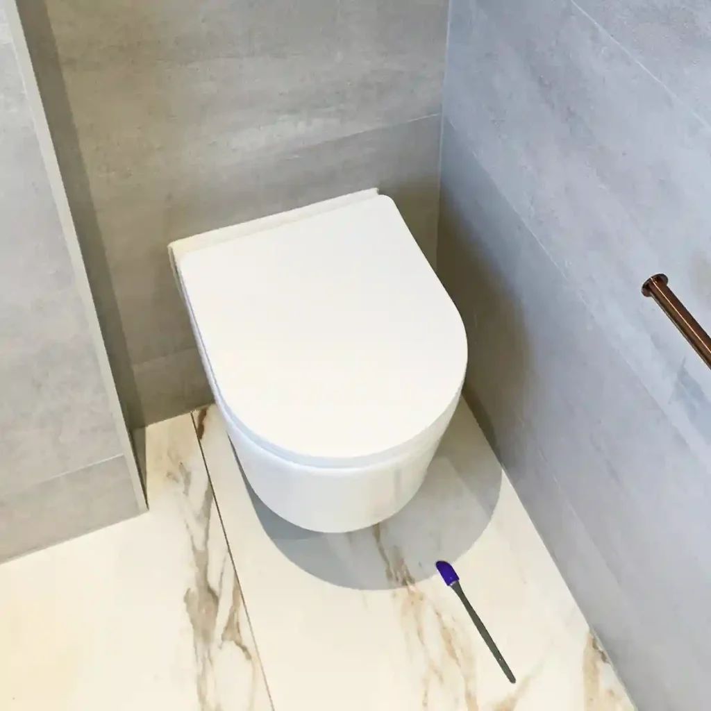 Strakke kitnaden rondom hangend toilet
