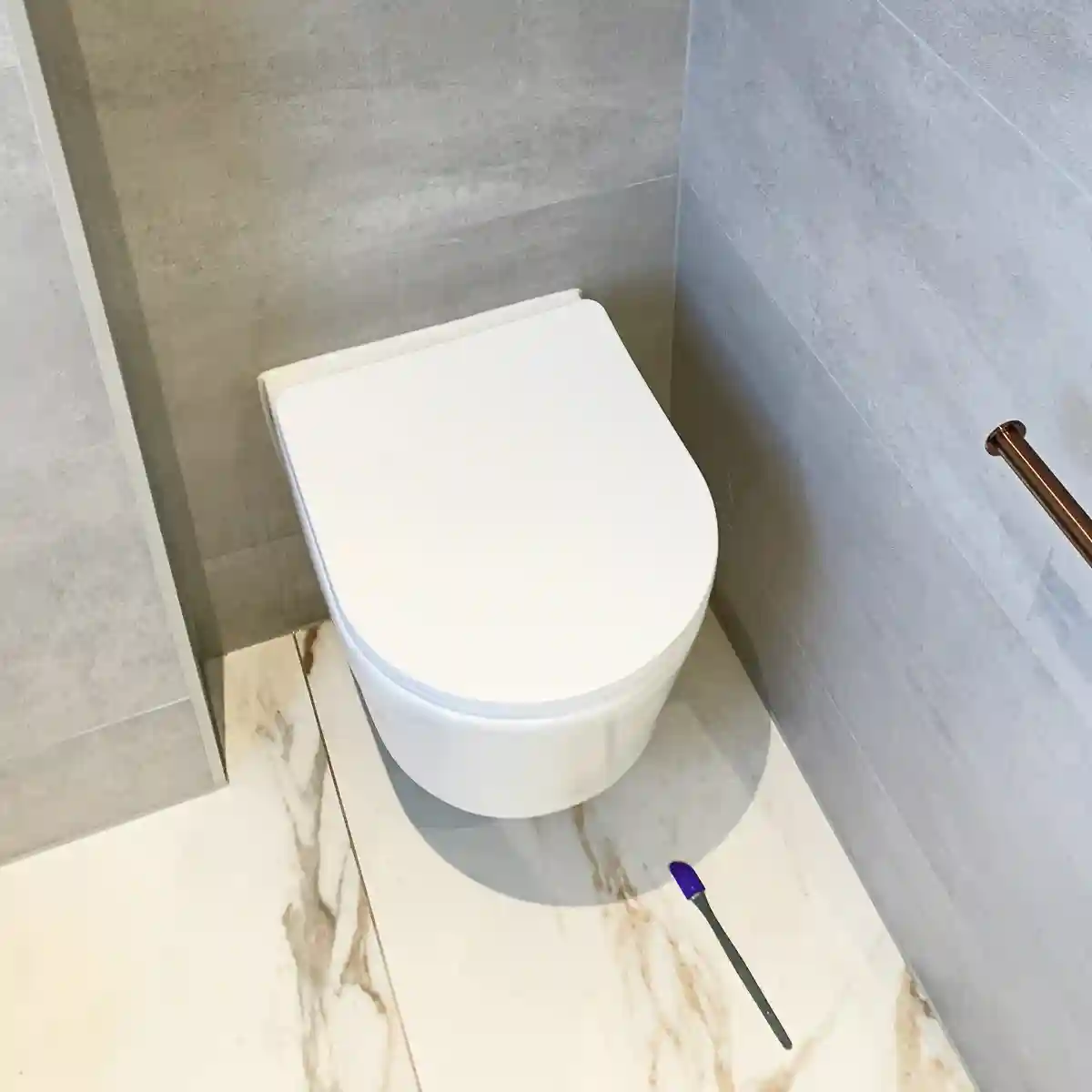Strakke kitnaden rondom hangend toilet