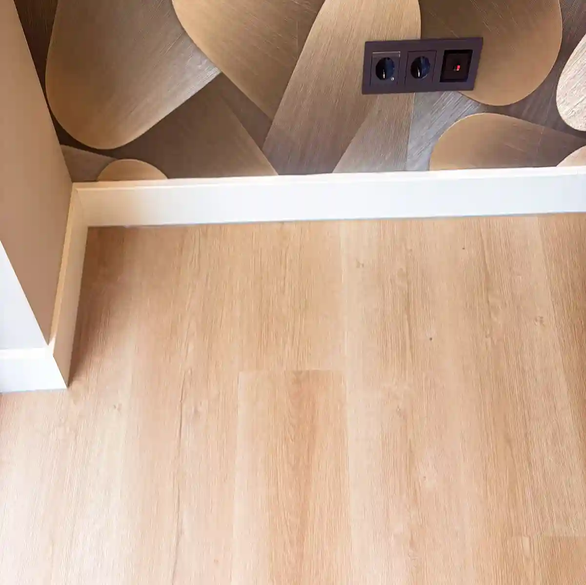 Strakke kitnaad tussen vloer en wand